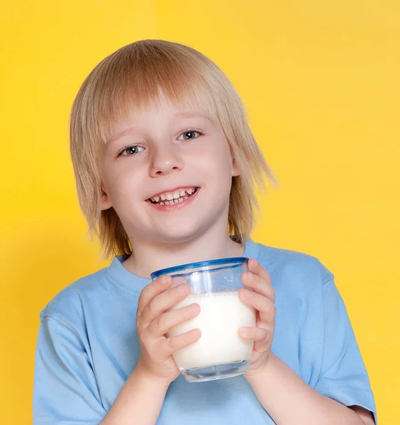Kleine Jongen Die Melk Drinkt — Stockfoto