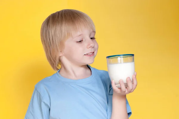 Liten Pojke Dricka Mjölk — Stockfoto