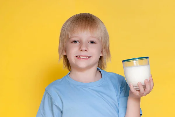 Liten Pojke Dricka Mjölk — Stockfoto