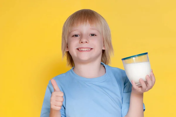 小男孩喝牛奶 — 图库照片