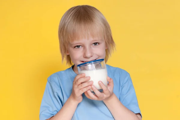 Liten Pojke Dricka Mjölk — Stockfoto