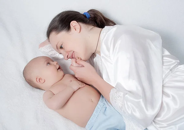 Gelukkig Moeder Met Baby — Stockfoto