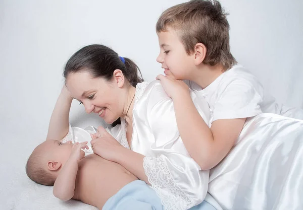 Porträt Baby Mit Glücklicher Familie Auf Hellem Hintergrund — Stockfoto