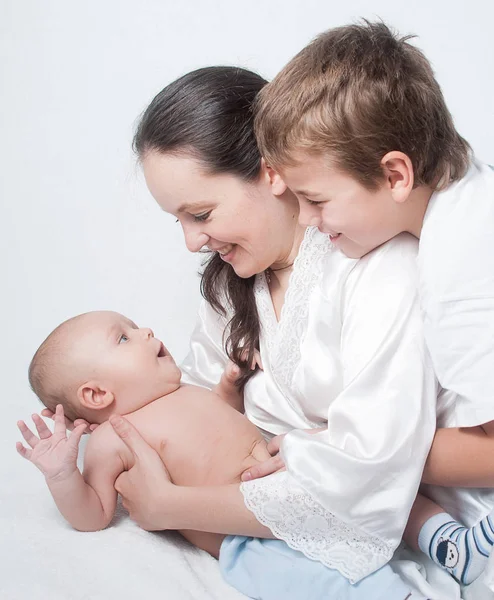 Πορτρέτο Μωρό Ευτυχισμένη Οικογένεια Επάνω Ελαφρύς Υπόβαθρο — Φωτογραφία Αρχείου