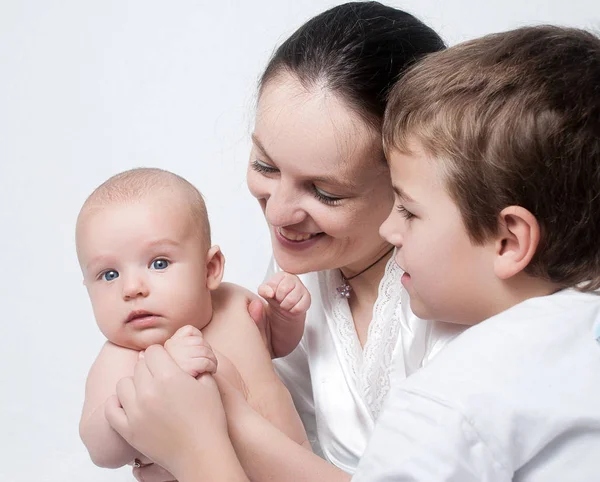 明るい背景での幸せな家族の肖像画の赤ちゃん — ストック写真