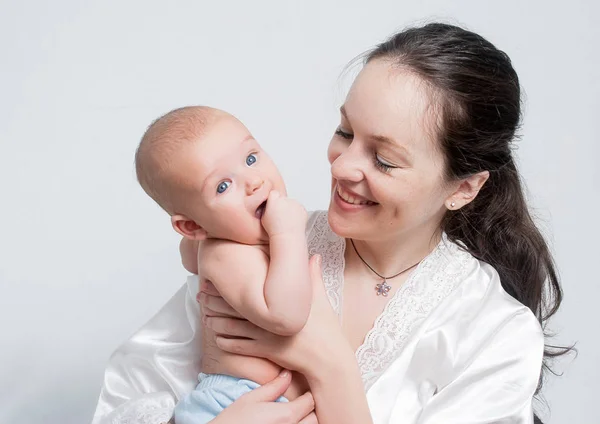 Foto Mãe Feliz Com Bebê Sobre Branco — Fotografia de Stock