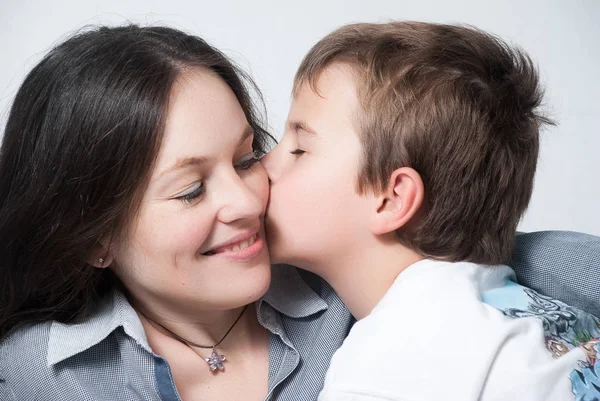 Gelukkig Moeder Met Zoon Geïsoleerd Lichte Achtergrond — Stockfoto