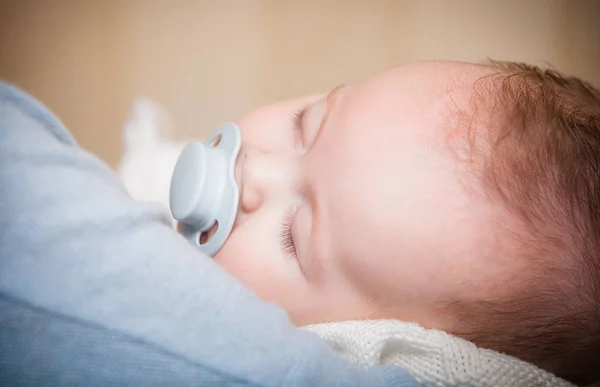 Bild Eines Neugeborenen Babys Zusammengerollt Schlafend — Stockfoto