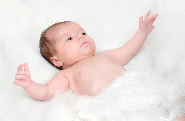 Glückliches Baby Auf Weißem Laken Liegend — Stockfoto