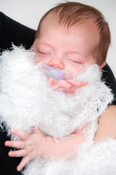 Bild Nyfödd Baby Uppkrupen Sova — Stockfoto