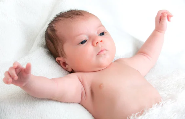 Glückliches Baby Auf Weißem Laken Liegend — Stockfoto