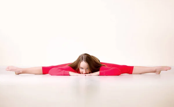 Mulher Dançarina Bastante Flexível Sentar Chão Estúdio Dança Alongamento — Fotografia de Stock