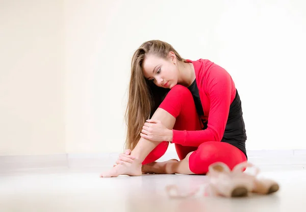 Hübsche Ballerina Sitzt Auf Dem Boden Tanzstudio — Stockfoto