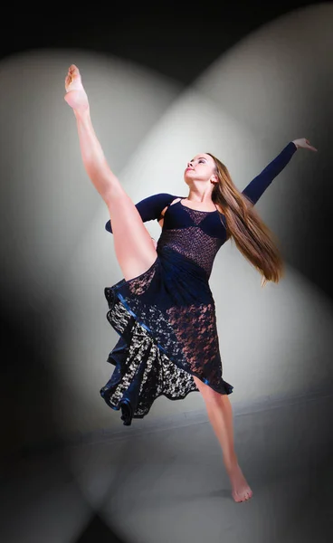 Junge Und Schöne Tänzerin Posiert Studio — Stockfoto
