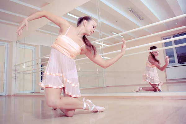 Ung Och Vacker Ballerina Rosa Klänning Gainst Studio Bakgrund — Stockfoto