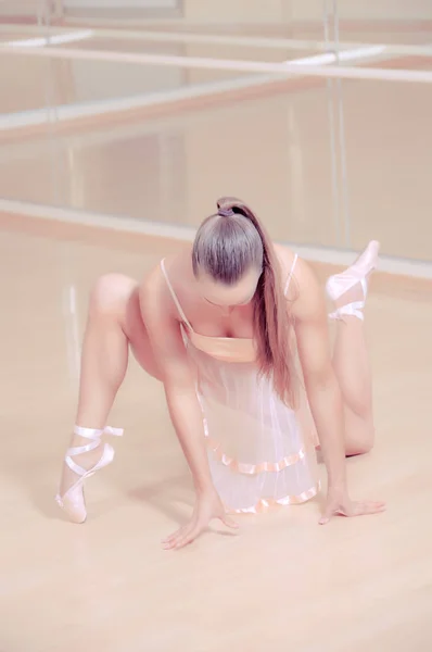 Jovem Bela Bailarina Rosa Vestido Ganha Estúdio Fundo — Fotografia de Stock