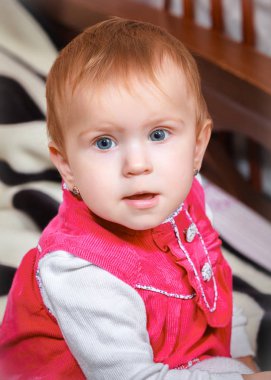 küçük bebek yatakta gülümseyen