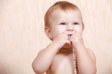 inci bir kolye ile yatakta yatan portre yeni doğan bebek