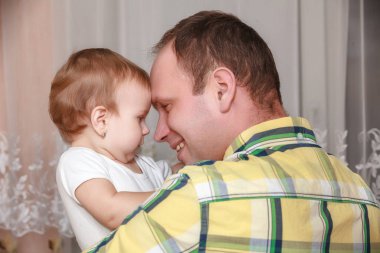 portre yeni doğan bebeğin babasının ellerini yukarıya kapatmak