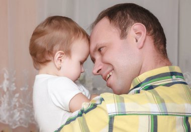 portre yeni doğan bebeğin babasının ellerini yukarıya kapatmak