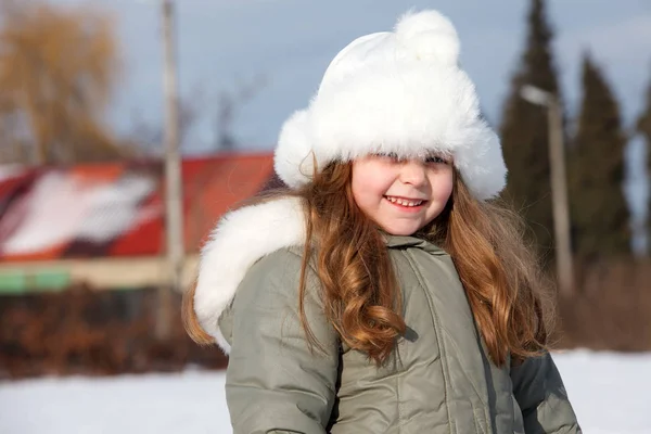 Ritratto Giovane Ragazza Nel Parco Invernale — Foto Stock