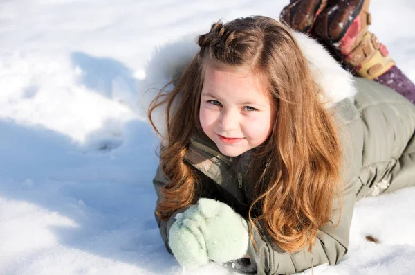 Criança Feliz Deitada Neve — Fotografia de Stock