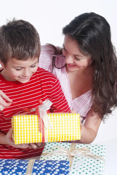 Famiglia Felice Con Dono — Foto Stock