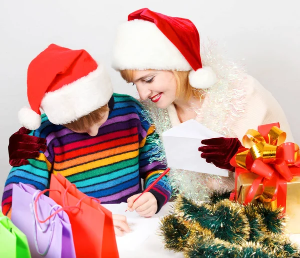 Hermosa Familia Escribe Una Carta Santa Claus —  Fotos de Stock