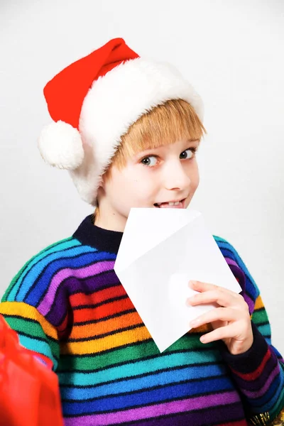Liten Pojke Skicka Ett Brev Till Jultomten — Stockfoto