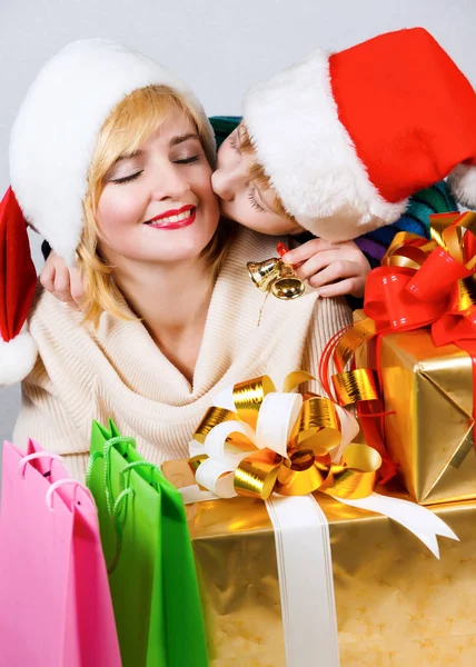 Familia Feliz Con Regalos — Foto de Stock