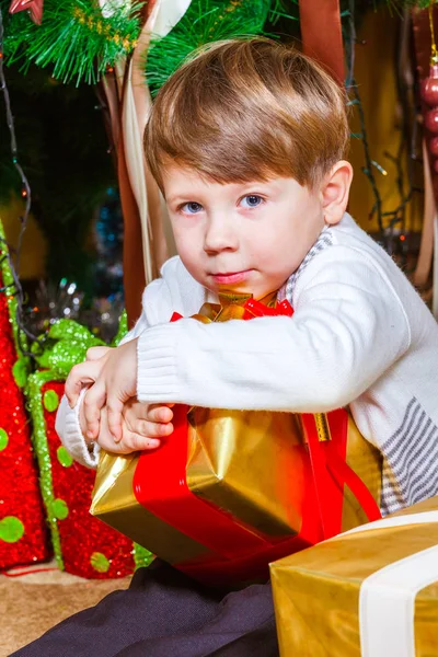 Portrét Rozkošný Chlapec Novoroční Dárky — Stock fotografie