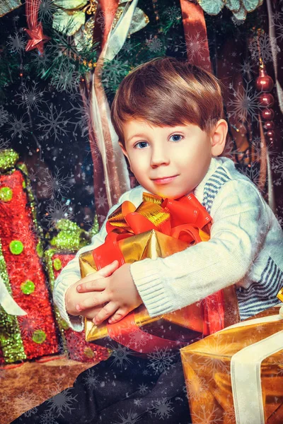 新年のギフトを持つ愛らしい少年の肖像画 — ストック写真