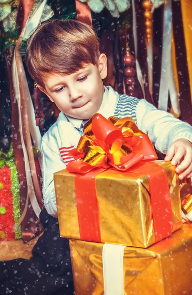 Портрет Очаровательного Мальчика Новогодними Подарками — стоковое фото
