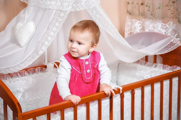 Pequeño Bebé Sonriendo Cama — Foto de Stock