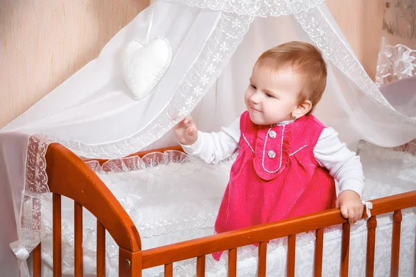 Pequeño Bebé Sonriendo Cama — Foto de Stock