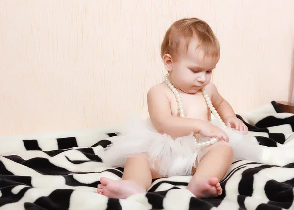 Portret Pasgeboren Baby Liggend Bed Met Een Parel Ketting — Stockfoto