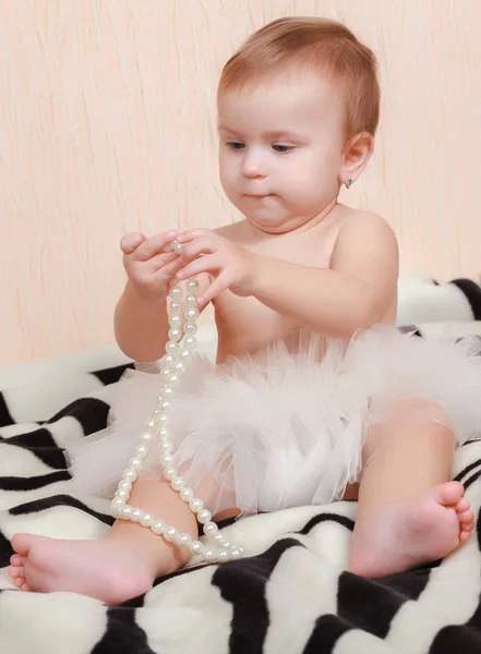 Retrato Bebé Recién Nacido Acostado Cama Con Collar Perlas — Foto de Stock