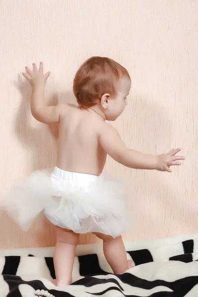 Eerste Stappen Van Het Meisje Van Baby — Stockfoto