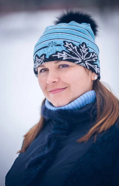 Portret Gelukkig Winter Vrouw — Stockfoto