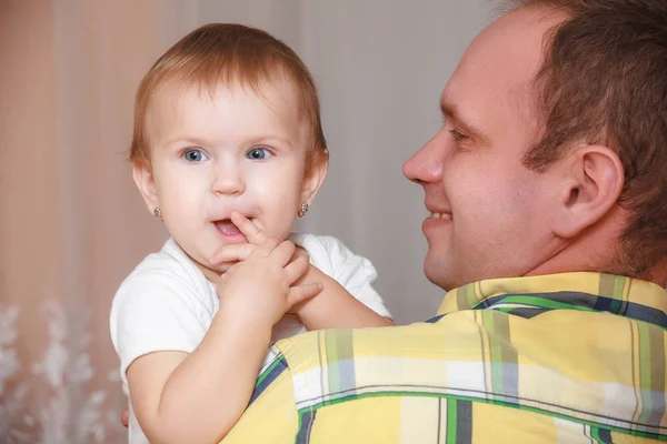 Close Van Portret Pasgeboren Baby Handen Van Vader — Stockfoto