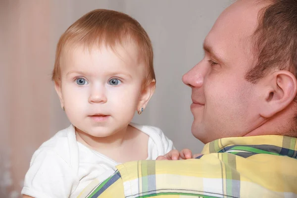 Close Retrato Bebê Recém Nascido Mãos Pai — Fotografia de Stock