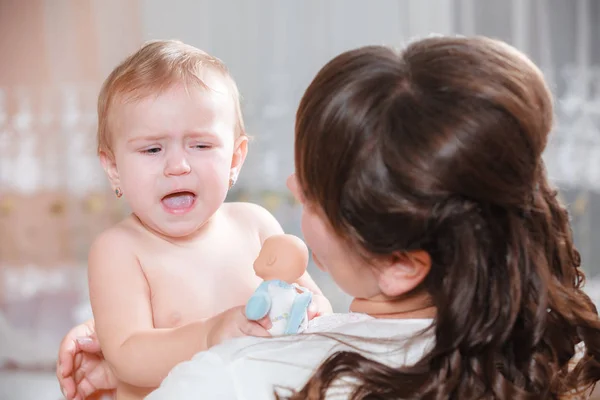 Mama Beruhigt Ein Weinendes Baby — Stockfoto