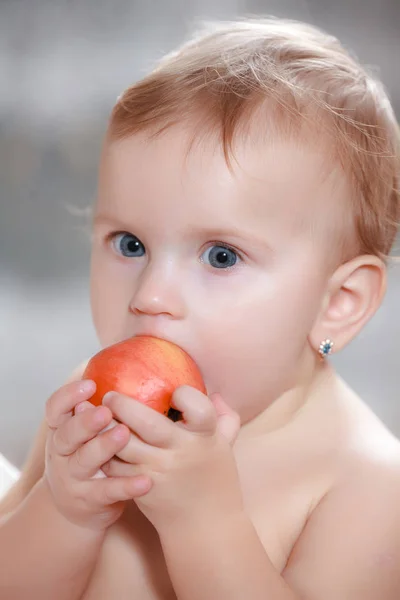 Bébé Garçon Manger Des Aliments Sains — Photo