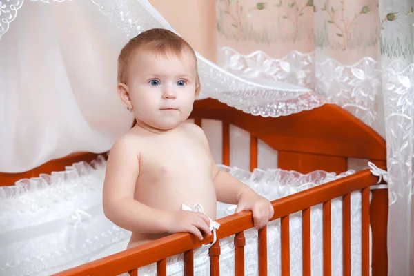 Pequeño Bebé Sonriendo Cama — Foto de Stock