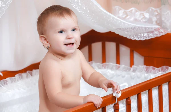 Kleines Baby Lächelt Bett — Stockfoto