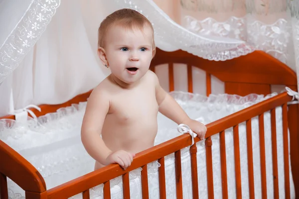 Pequeño Bebé Sonriendo Cama — Foto de Stock