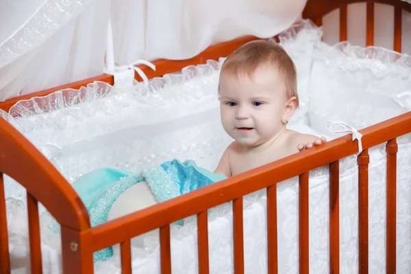 Pequeño Bebé Sonriendo Cama — Foto de Stock