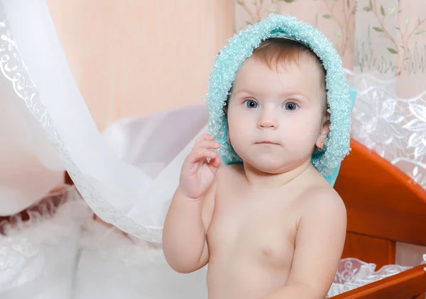 Kleine Baby Blauwe Dop Glimlachend Bed — Stockfoto
