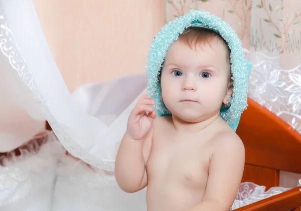 Pequeño Bebé Gorra Azul Sonriendo Cama — Foto de Stock