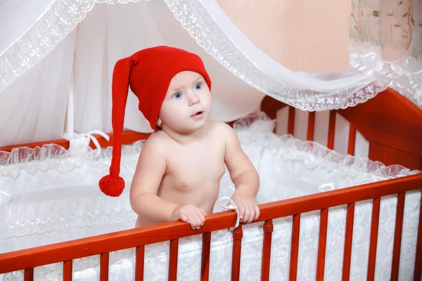Baby Mit Roter Mütze Lächelt Bett — Stockfoto